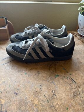 Adidas Samba Women’s 10, Men’s 8.5
Green and black